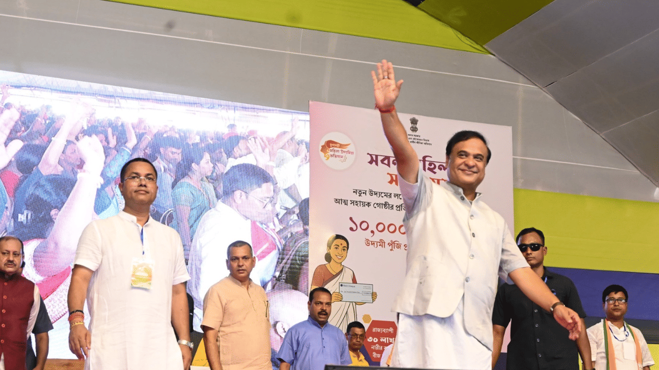 কেইবাটাও কাৰ্যসূচী হাতত লৈ সোমবাৰে শ্ৰীভূমিৰ পাথাৰকান্দিত উপস্থিত হয় মুখ্যমন্ত্ৰী হিমন্ত বিশ্ব শৰ্মা। পুৱা ১০.৩০ বজাত মুখ্যমন্ত্রী শৰ্মাই শিলচৰৰ পৰা হেলিকপ্টাৰযোগে পাথাৰকান্দিত উপস্থিত হয়।