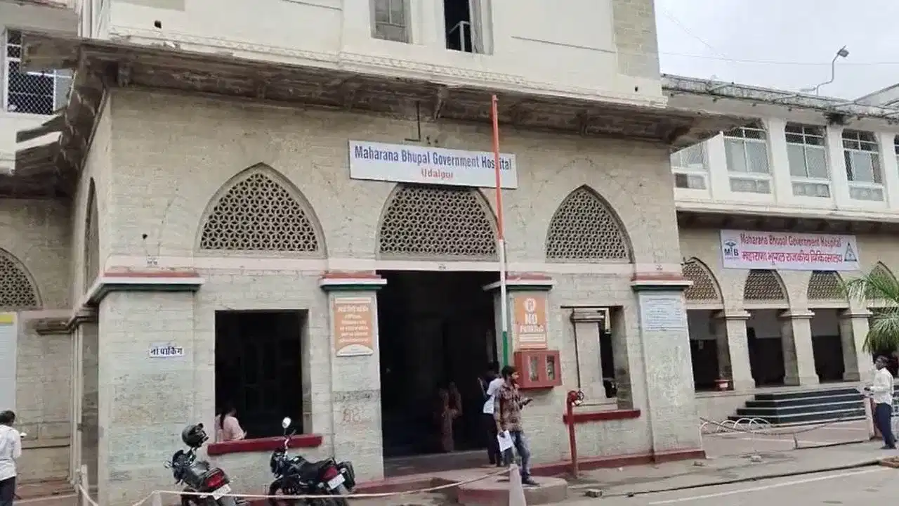 স্কুলৰ পৰা উভতিছিল ছাত্ৰী! সতীৰ্থই লৈ গল নিৰ্জন ঘৰ এটালৈ আৰু পাছত ভয়ংকৰ কাণ্ড...