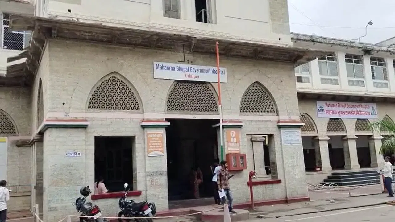 স্কুলৰ পৰা উভতিছিল ছাত্ৰী! সতীৰ্থই লৈ গ’ল নিৰ্জন ঘৰ এটালৈ আৰু পাছত ভয়ংকৰ কাণ্ড… স্কুলৰ পৰা উভতিছিল ছাত্ৰী! সতীৰ্থই লৈ গ’ল নিৰ্জন ঘৰ এটালৈ আৰু পাছত ভয়ংকৰ কাণ্ড…