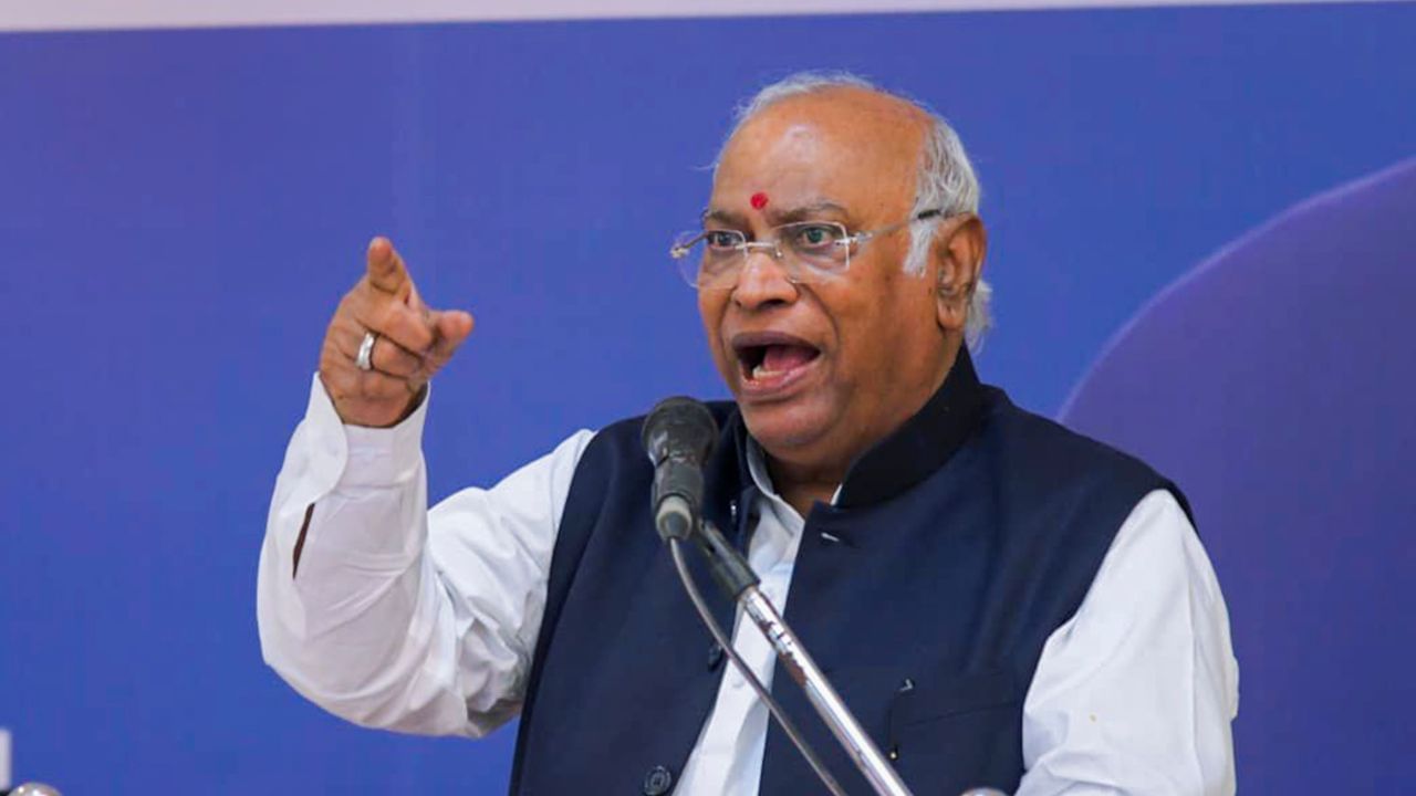 সিদ্ধান্ত লোৱাত পলম হ’ল ! প্ৰধানমন্ত্ৰী মোদীৰ মণিপুৰ ভ্ৰমণক তীব্ৰ সমালোচনা কংগ্ৰেছ নেতৃত্বৰ