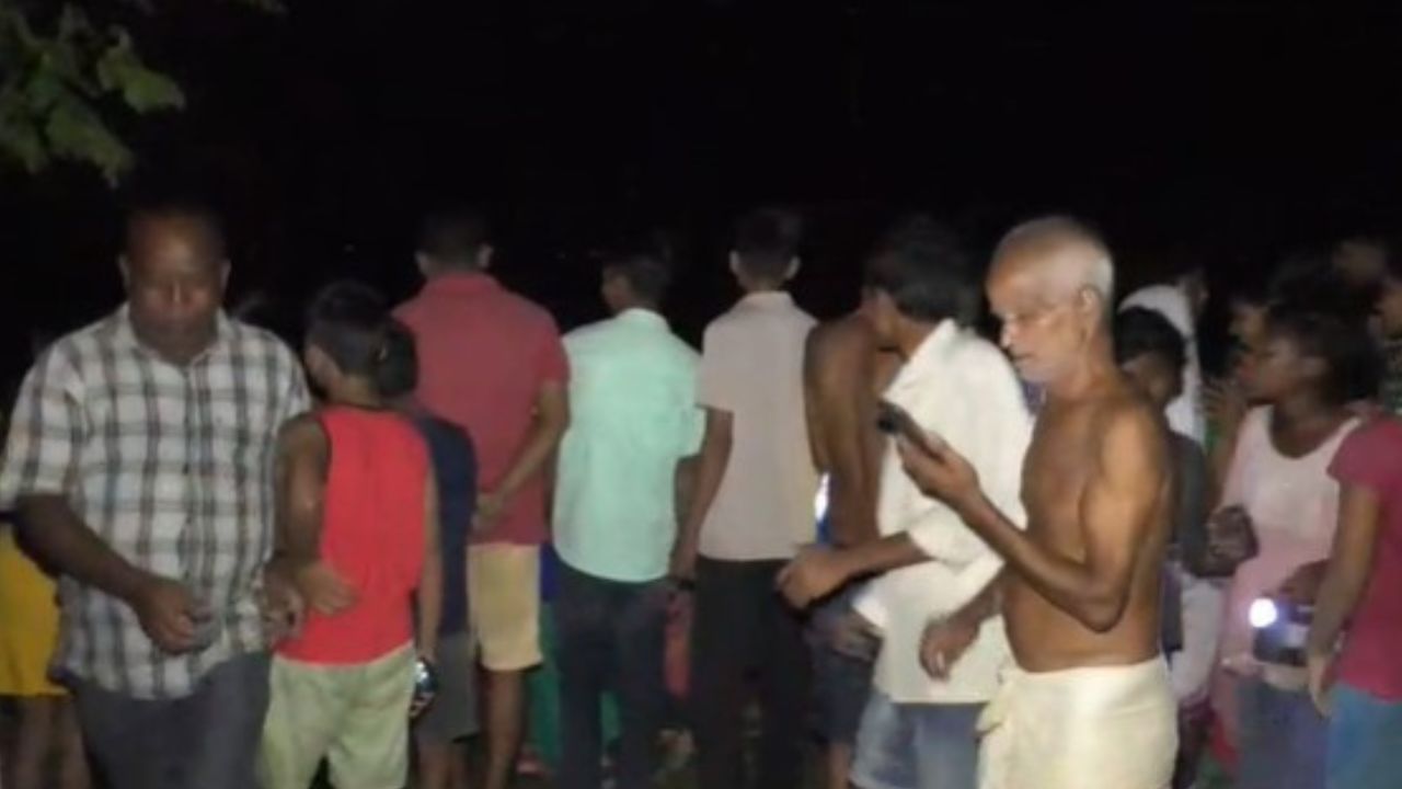 পিঞ্জৰাত ৰখা ছাগলী ভক্ষণ কৰিবলৈ আহি আবদ্ধ হল বাঘটো। ইফালে প্ৰায় পাঁচ ফুট ওখ বিশাল আকৃতিৰ বাঘটো চাবলৈ ৰাইজৰ ভিৰ।