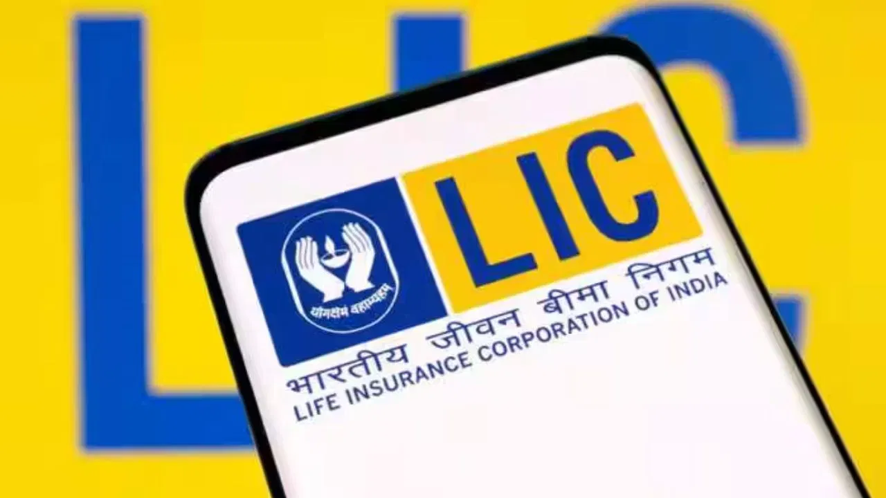 LIC জীৱন শিৰোমণিঃ উচ্চ আয়ৰ ব্যক্তিৰ বাবে এইটো এটা প্ৰিমিয়াম প্লেন। ইয়াত বিনিয়োগৰ সময় কম আৰু লাভৰ সময়সীমা বেছি। এই পৰিকল্পনাত আপুনি ১ কোটি টকা পৰ্যন্ত নিশ্চিত ৰাশি বাছি ল’ব পাৰে। উদাহৰণস্বৰূপে, যদি আপুনি ৩০ বছৰীয়া আৰু ২০ বছৰৰ পলিচি লয় তেন্তে আপুনি বাৰ্ষিক প্ৰায় ৭.৫৯ লাখ টকা প্ৰিমিয়াম দিব লাগিব। প্ৰিমিয়াম মাত্ৰ ৪ বছৰৰ বাবেহে দিয়া হয়, কিন্তু গোটেই ২০ বছৰৰ বাবে সুবিধা উপলব্ধ।