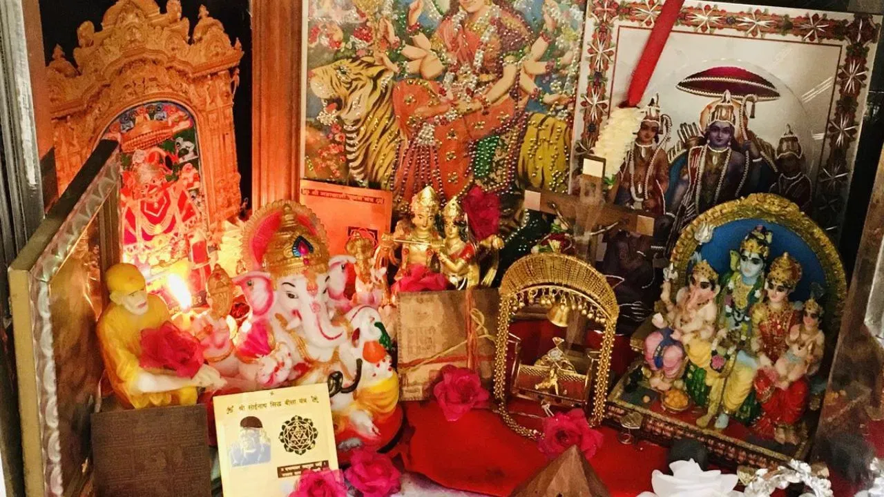 নৱৰাত্ৰিৰ আৰম্ভণি হয় ঘট স্থাপনৰ পৰা। এই অনুষ্ঠানত দেৱী দুৰ্গাক আমন্ত্ৰণ আৰু আদৰণি জনোৱা বুলি ধৰা হয়। শাস্ত্ৰত কোৱা হৈছে যে শুভ সময়ত ঘট স্থাপন কৰিলে ঘৰখনলৈ সুখ আৰু সমৃদ্ধি লাভ কৰে আৰু দেৱী দুৰ্গাৰ আশীৰ্বাদ প্ৰদান কৰে।