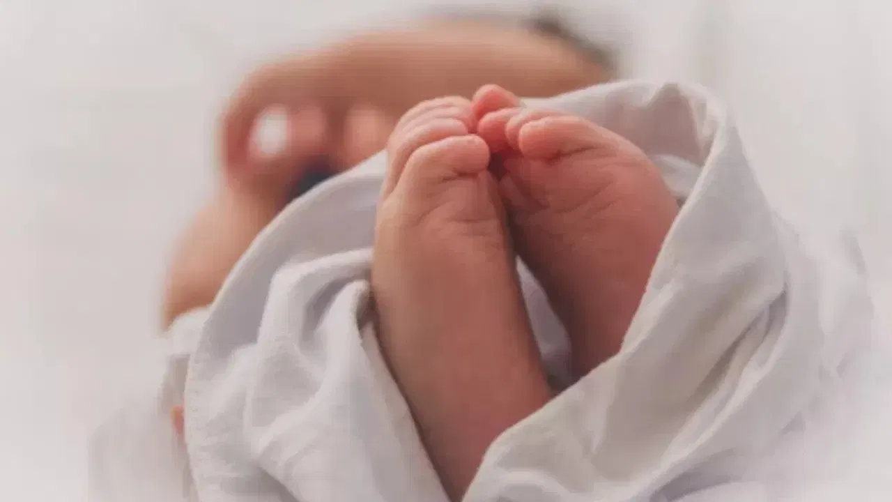 ১৫ দিনীয়া পুত্ৰক ফ্ৰীজৰ ভিতৰত থৈ শুই গ’ল মাতৃ, কাৰণ জানি হতবাক… ১৫ দিনীয়া পুত্ৰক ফ্ৰীজৰ ভিতৰত থৈ শুই গ’ল মাতৃ, কাৰণ জানি হতবাক…