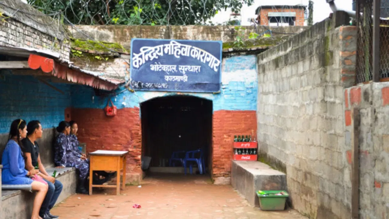 ৰাণা ৰাজত্বকালত ১৯১৪ চনত নিৰ্মাণ কৰা হৈছিল সুন্ধৰা কেন্দ্ৰীয় কাৰাগাৰ। ইয়াক নেপালৰ আটাইতকৈ পুৰণি আৰু বৃহৎ কাৰাগাৰ বুলি গণ্য কৰা হয়। আন জে'লৰ দৰে ইয়াতো পুৰুষ আৰু মহিলা কয়দীৰ বাবে পৃথক পৃথক ব্লক আছে। ইয়াৰ পৰাও শ শ বন্দী পলায়ন কৰিছে।