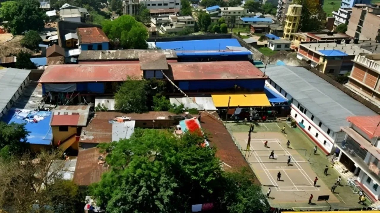 সুন্ধৰা কেন্দ্ৰীয় কাৰাগাৰত ১৫০০ কয়দী ৰখাৰ ক্ষমতা আছে। কিন্তু ইয়াত ক্ষমতাতকৈ অধিক কয়দী ৰখা হৈছে। এই কাৰণেই ইয়াক নেপালৰ অতিমাত্ৰা ভিৰ কৰা কাৰাগাৰ বুলিও কোৱা হয়। সংবাদ মাধ্যমৰ বাতৰি অনুসৰি ১৫০০ কয়দীৰ ক্ষমতা থকা এই কাৰাগাৰত প্ৰায় ৩৫০০ৰ পৰা ৪০০০ বন্দীক ৰখা হৈছে।