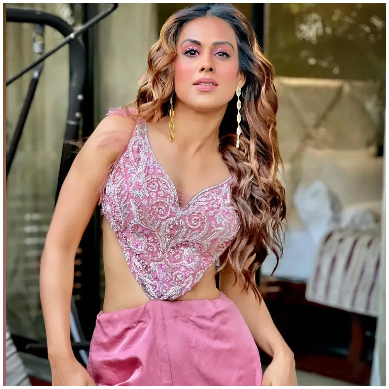তেওঁ নিজকে আকৰ্ষণীয় দেখাবলৈ এনেকুৱা সাজ-পোছাক পিন্ধে, যিবোৰ আপুনি আন টিভি অভিনেত্ৰীসকলে পিন্ধাটো খুব কমেহে দেখা পাব। আনকি "লাফটাৰ চেফছ"ত তেওঁৰ সাজ-পোছাকক কেইবাবাৰো আলোচনা কৰা হৈছে।
