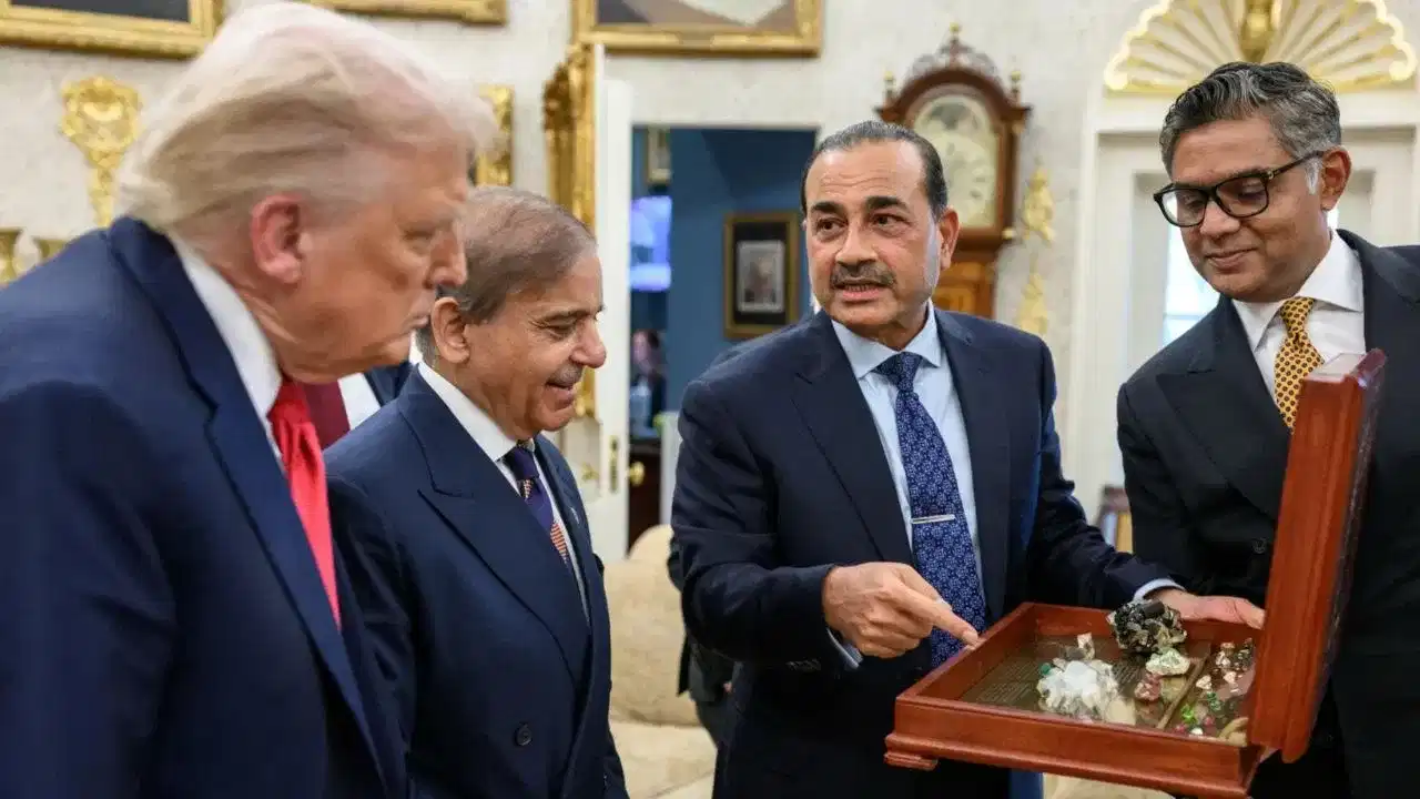 আমেৰিকাক দেশ বিক্ৰী কৰিবলৈ সাজু পাকিস্তান! হোৱাইট হাউচত শ্বেহবাজ-মুনিৰ...