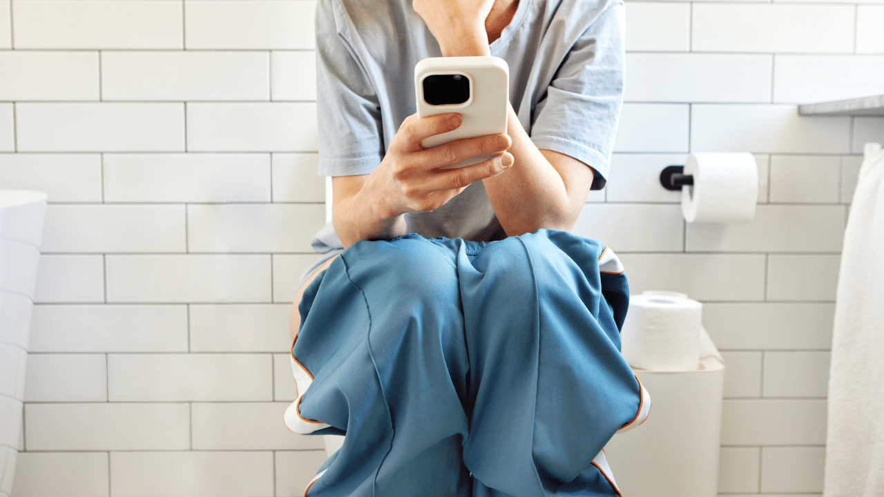 শৌচ কৰাৰ সময়ত মোবাইল ব্যৱহাৰ কৰাৰ অভ্যাস আছে নেকি? হব পাৰে এইসমূহ ডাঙৰ ৰোগ... শৌচ কৰাৰ সময়ত মোবাইল ব্যৱহাৰ কৰাৰ অভ্যাস আছে নেকি? হব পাৰে এইসমূহ ডাঙৰ ৰোগ...