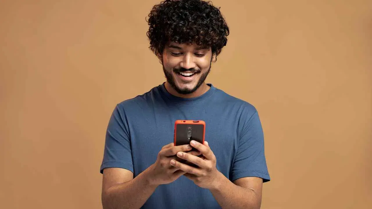 Jio 100 Plan: Airtel ৰ দৰে Reliance Jio ৰো ১০০ টকীয়া প্লেন আছে। এই প্লেনত ৩০ দিনৰ বৈধতাৰ সৈতে ৫জিবি ডাটা প্ৰদান কৰা হৈছে। ইয়াৰ উপৰিও ৯০ দিনৰ বাবে Jio Hotstar মোবাইল/টিভিৰ বিনামূলীয়া সুবিধাও উপলব্ধ। এই পৰিকল্পনাত Jio Saavn Pro, Zomato Gold, আৰু Netmeds ৰ সদস্যপদৰ লগতে IsMyTrip ত ৰেহাইও অন্তৰ্ভুক্ত কৰা হৈছে। (ফটো: Freepik)
