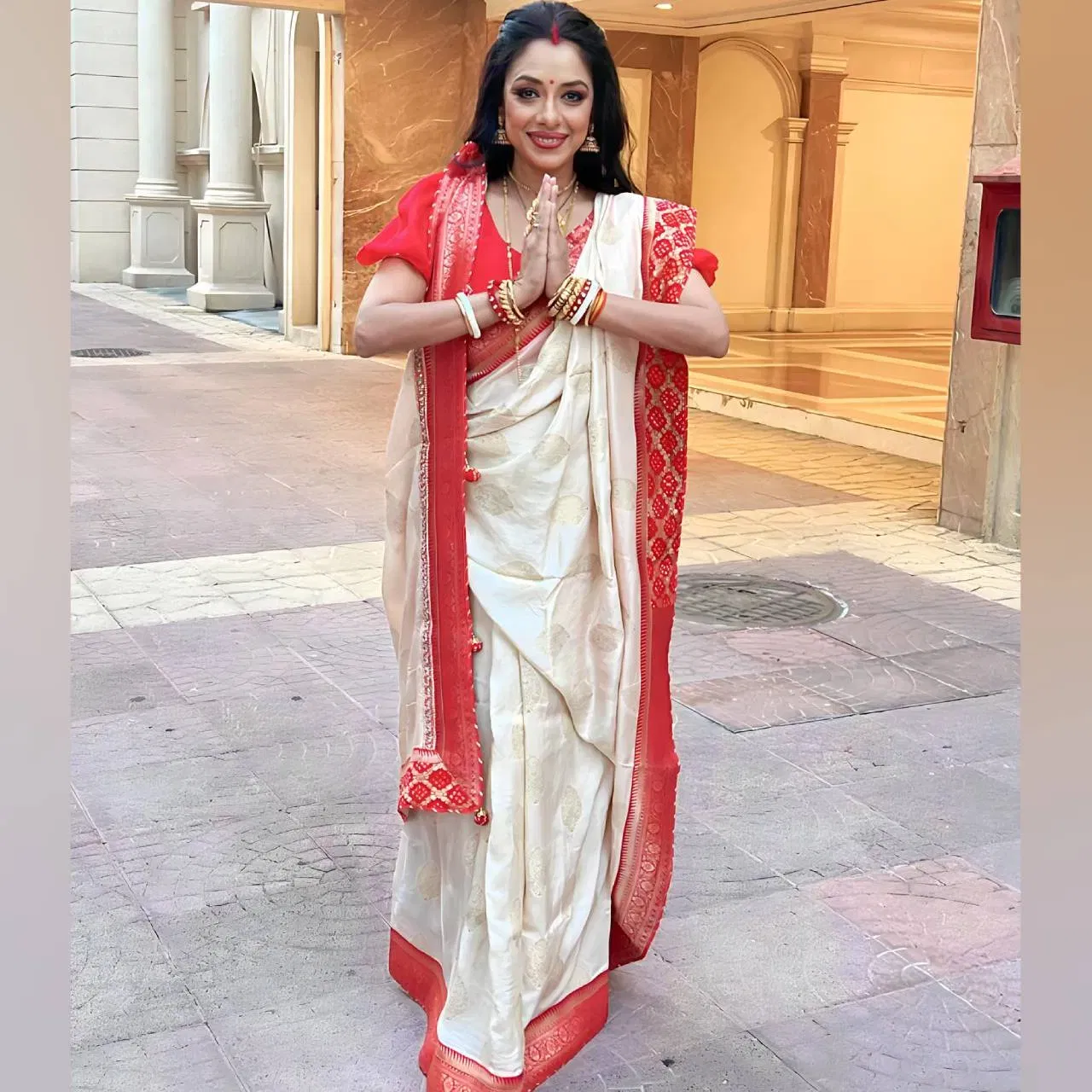 অনুপমা ধাৰাবাহিকৰ সহজ-সৰল অনুপমাক সকলোৱে ভাল পায়। অনুপমা অৰ্থাৎ ৰূপালী গাংগুলীৰ ষ্টাইল সদায় সুকীয়া। বেংগলী অভিনেত্ৰীগৰাকীৰ এই লুকটো আপুনিও দুৰ্গা পূজাত অনুসৰণ কৰিব পাৰে।