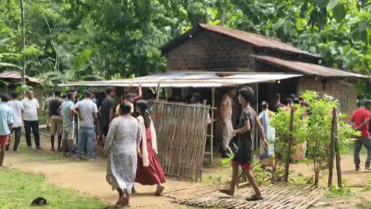 বাসগৃহত ভয়ংকৰ জুই! শোৱাপাটীতে মৃত্যুক সাৱতি ল’লে মাতৃ-পুত্ৰই… বাসগৃহত ভয়ংকৰ জুই! শোৱাপাটীতে মৃত্যুক সাৱতি ল’লে মাতৃ-পুত্ৰই…