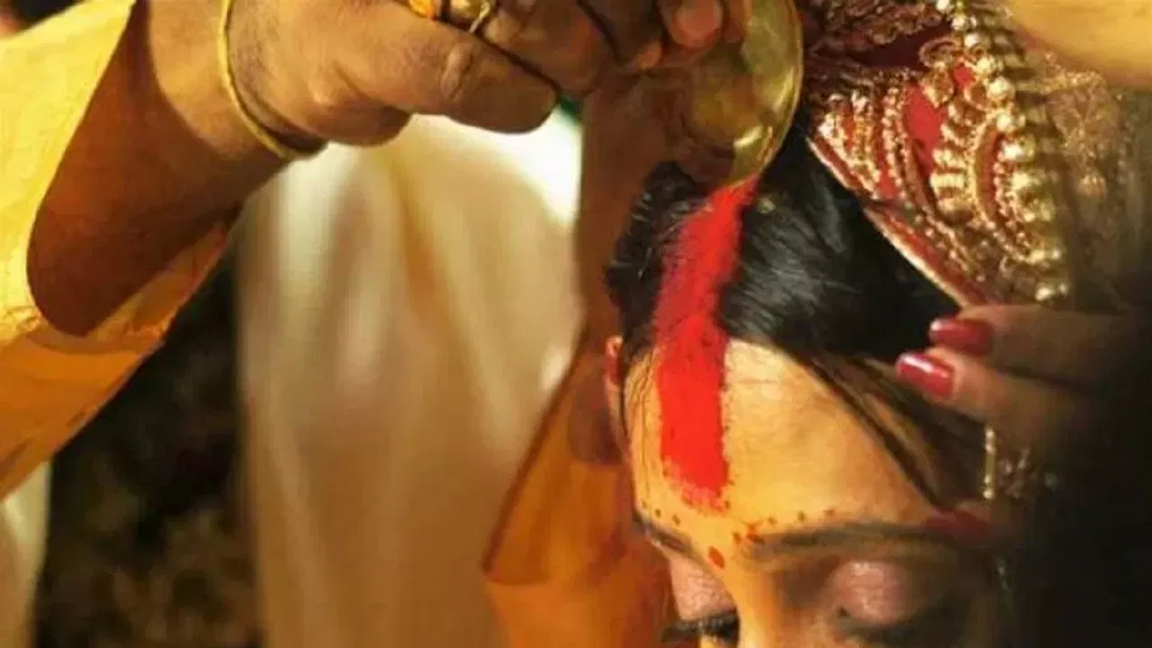 প্ৰথমে কিশোৰীৰ সৈতে বলপূৰ্বকভাৱে বিবাহ ৬০ বছৰীয়া বৃদ্ধৰ, তাৰ পিছত জংঘললৈ নি… প্ৰথমে কিশোৰীৰ সৈতে বলপূৰ্বকভাৱে বিবাহ ৬০ বছৰীয়া বৃদ্ধৰ, তাৰ পিছত জংঘললৈ নি…