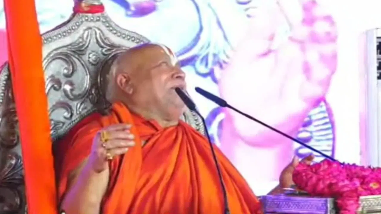 ইছলামত মহিলাৰ অৱস্থাত দুৰ্বিষহ! ২৫টাকৈ সন্তান জন্ম দিয়াৰ পাছত তিনি তালাক দিয়েঃ স্বামী ৰামভদ্ৰাচাৰ্য