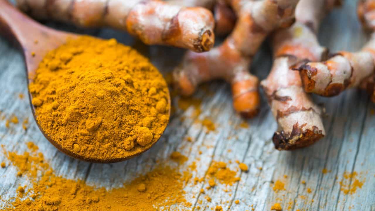 আপুনি কেঁচা হালধি খায় নেকি ? সুস্বাস্থ্যৰ বাবে কেঁচা নে শুকান হালধি বেছি উপকাৰী ?