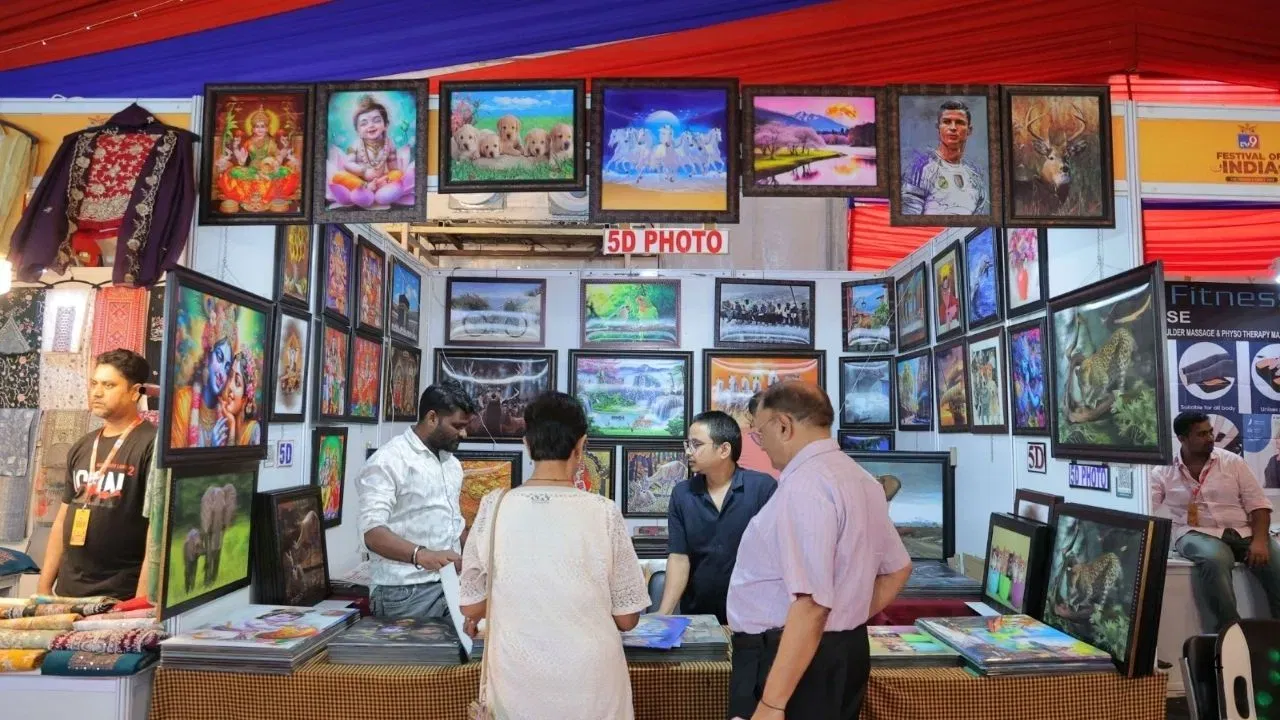শাৰদীয় নৱৰাত্ৰি উপলক্ষে আৰম্ভ হোৱা পাঁচদিনীয়া টিভি ৯ ফেষ্টত শিল্পৰ পৰা আৰম্ভ কৰি দেশী-বিদেশী সামগ্ৰীলৈকে বিভিন্ন ধৰণৰ বজাৰ বহিছে। গতিকে ইয়াত আপুনি বজাৰৰ আনন্দও ল'ব পাৰে। এই অনুষ্ঠানত বহুত দোকান স্থাপন কৰা হৈছে। আপুনি চাগে 3D ছবিৰ কথা শুনিছে। কিন্তু টিভি৯ ফেষ্টত ৫ডি ফটো ক্ৰয় কৰিব পাৰিব আপুনি।
