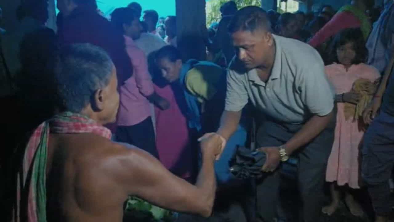 এখিলা পাত খাই ৰোগ নিৰাময়, পিছে অলৌকিক গছজোপাৰ নাম নকয় এইগৰাকী বাবাই! এখিলা পাত খাই ৰোগ নিৰাময়, পিছে অলৌকিক গছজোপাৰ নাম নকয় এইগৰাকী বাবাই!