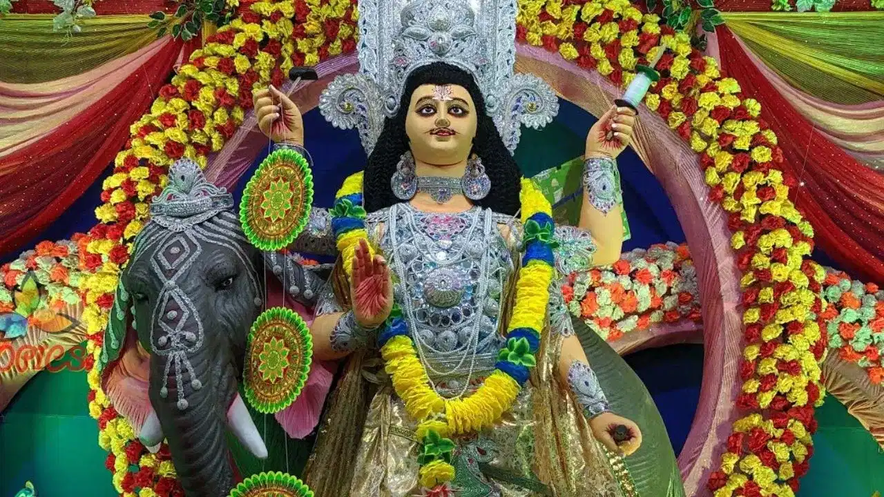 Vishwakarma Puja 2025 Wishes: এইদৰে সকলোকে দিয়ক বিশ্ব খনিকৰ বিশ্বকৰ্মা পূজাৰ শুভকামনা...