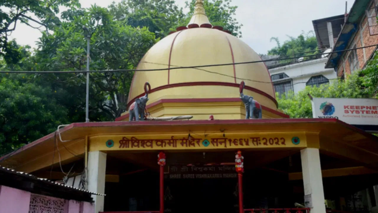 গুৱাহাটীত আছে উত্তৰ-পূবৰ একমাত্ৰ তথা আটাইতকৈ পুৰণি বিশ্বকৰ্মা মন্দিৰ, জানক ইয়াৰ ইতিহাস… গুৱাহাটীত আছে উত্তৰ-পূবৰ একমাত্ৰ তথা আটাইতকৈ পুৰণি বিশ্বকৰ্মা মন্দিৰ, জানক ইয়াৰ ইতিহাস…