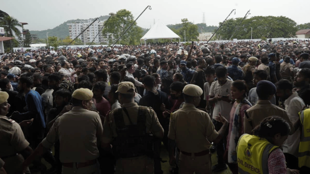 দেওবাৰে ওৰে ৰাতি জুবিনক শ্ৰদ্ধাঞ্জলি জ্ঞাপন কৰিব পাৰিব ৰাইজে। কাইলৈৰ দিনটোতো জুবিনৰ নশ্বৰ দেহ ৰখা হ'ব সৰুসজাইত। উল্লেখ্য যে, আজি প্ৰায় ৮-৯ লাখ লোকে গুৱাহাটীত ভিৰ কৰে। অসমৰ বিভিন্ন প্ৰান্তৰ পৰা এই লোকসকল আহি ভিৰ কৰিছে গুৱাহাটী। সকলোৰে এটাই লক্ষ্য, ওচৰৰ পৰা জুবিনক শেষ শ্ৰদ্ধা জনোৱা।