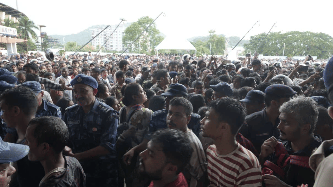ছিংগাপুৰৰ পৰা নিথৰ হৈ উভতিল সকলোৰে মৰমৰ জুবিন গাৰ্গ। ২১ ছেপ্টেম্বৰৰ পুৱা গুৱাহাটীত উপস্থিত হয় জুবিন গাৰ্গৰ পাৰ্থৱ শৰীৰ। তাৰ পাছতে জুবিনৰ মৃতদেহ প্ৰথমে কাহিলীপাৰাৰ বাসগৃহলৈ আৰু পাছত সৰুসজালৈ লৈ যোৱা হয়।
