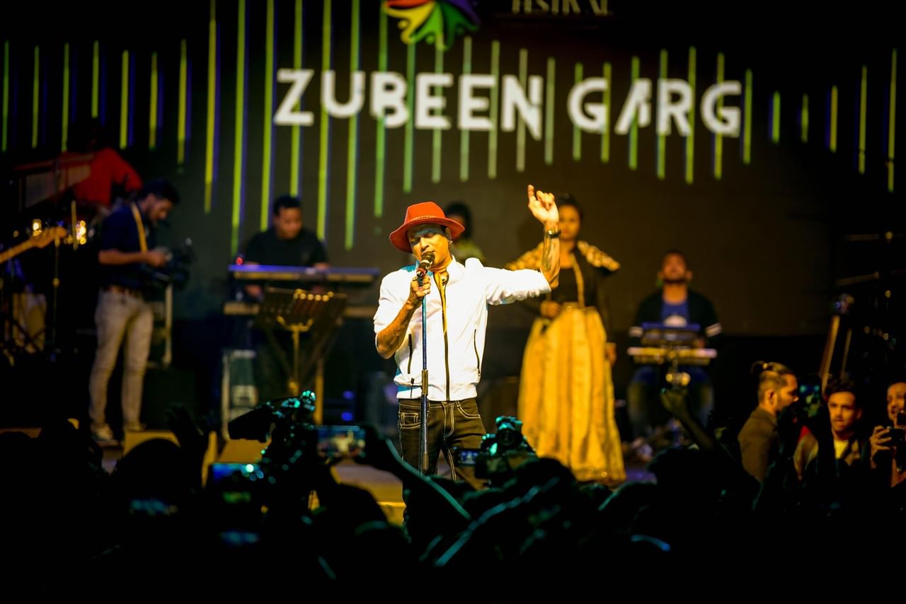 কাইলৈ অসমলৈ অনা হ'ব জুবিন গাৰ্গৰ নশ্বৰ দেহ। ৰাজহুৱাভাৱে কাইলৈ জুবিনক অন্তিম শ্ৰদ্ধাঞ্জলি জনাব অজস্ৰ জ্ঞানমুগ্ধই। চাৰি দশক ধৰি সংগীত জগতক মোহাচ্ছন্ন কৰি ৰাখিছিল জুবিন গাৰ্গে।