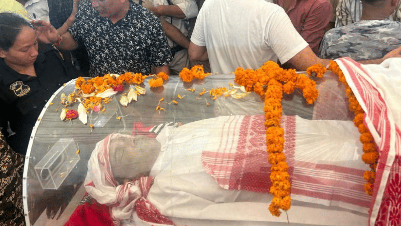 অনুমান অনুসৰি আজি গুৱাহাটীত প্ৰায় ৮-৯ লাখ লোক ভিৰ কৰে। যোৱা প্ৰায় দুটা দিনা ধৰি জুবিনৰ অনুৰাগীসকলে তেওঁক চোৱাৰ বাবে অপেক্ষা কৰি আছে। শনিবাৰে ওৰে ৰাতি বহু জুবিন অনুৰাগীয়ে ৰাজপথত কটায়। আজি পুৱাৰ ভাগত গুৱাহাটীত তীব্ৰ গৰম আছিল। কিন্তু তাৰ পাছতো অনুৰাগীয়ে ঠাই এৰি যোৱা নাছিল।