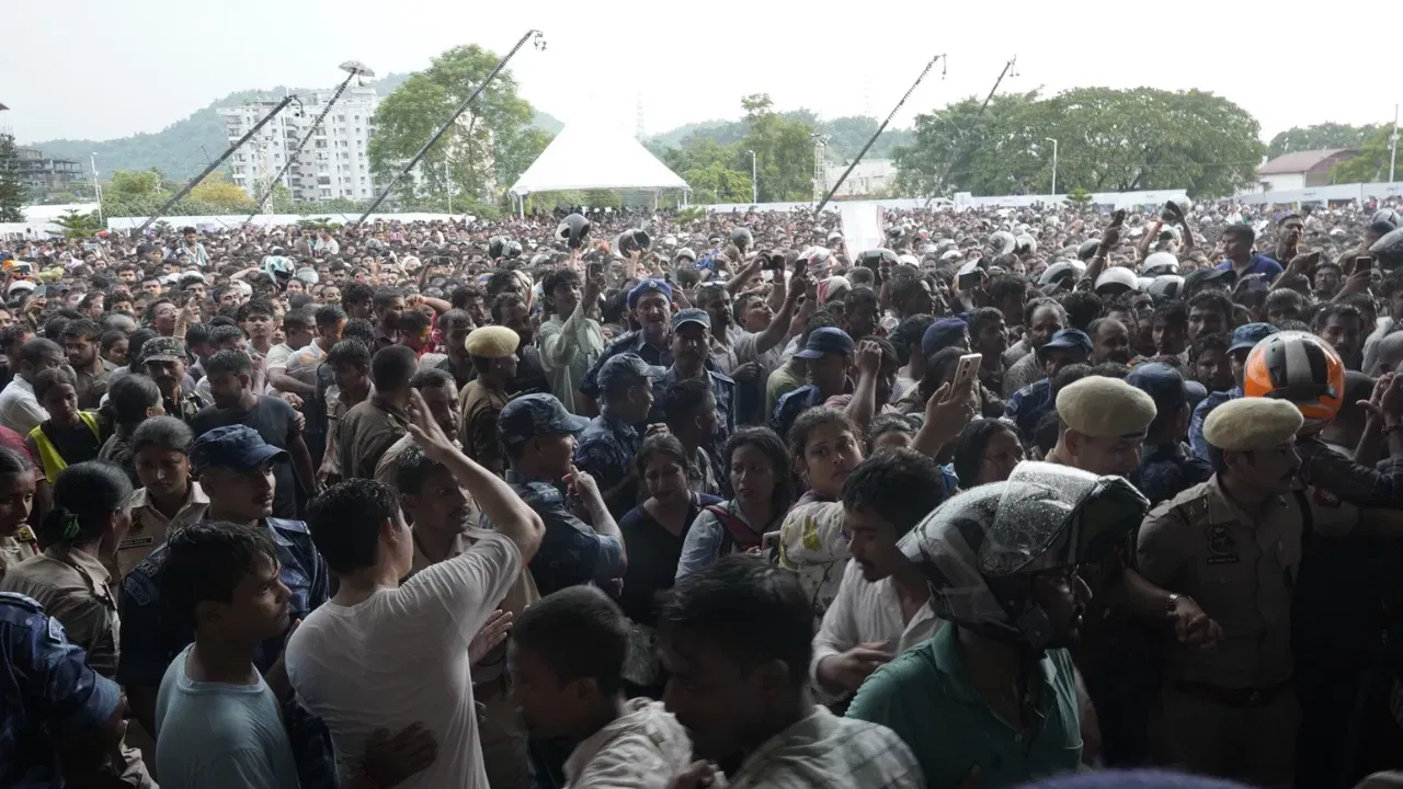 জুবিনবিহীন অসম কোনোৱে কল্পনা কৰা নাছিল। যোৱা দুটা দিনৰ দৃশ্যৰ পৰা এয়া স্পষ্ট হৈ পৰিছে যে জুবিন মানেই অসম আৰু অসম মানেই জুবিন। প্ৰতিগৰাকী অসমীয়াৰ হৃদস্পন্দ আছিল জুবিন। আজি জুবিনৰ হৃদস্পন্দন বন্ধ হৈছে। কিন্তু হৃদয়ত বিষ হৈছে প্ৰতিগৰাকী অসমীয়াৰ। জুবিনৰ অকাল মৃত্যুৰ বেদনাত দহি দহি মৰিছে প্ৰতি অনুৰাগী।
