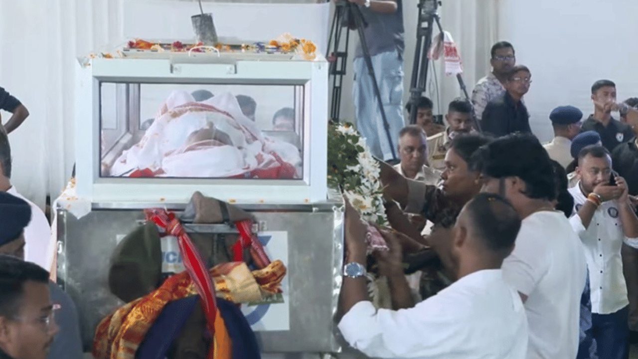শুই আছে জুবিন। সকলোৱে উৎপতীয়া বুলি কৈ থকা জুবিনে আজি শান্তভাৱে কফিনৰ ভিতৰত শুই আছে। অন্য দিনাৰ দৰে আজিও জুবিনৰ ওচৰত লাখ লাখ মানুহ। পিছে আজি জুবিনে চেলফি উঠা নাই, আজি জুবিনে কাৰো সৈতে হাত মিলোৱা নাই। কাকো খাটিৰ নকৰা জুবিনে যেন সঁচাকৈ একো ঘেন্টা খাটিৰ নকৰাকৈ গুচি গ'ল।