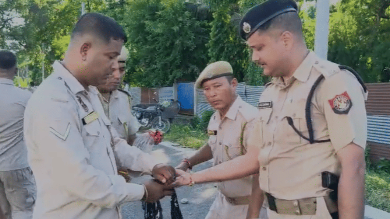 নিৰাপত্তাজনিত কাৰণত তেওঁলোকক গুৱাহাটী কেন্দ্ৰীয় কাৰাগাৰত নাৰাখি বাক্সা জিলাত দুমাহ পূৰ্বে উদ্বোধন কৰা নতুন কাৰাগাৰখনলৈ লৈ যোৱা হয়। কিন্তু তেওঁলোকক লৈ যোৱা বাহন গৈ পোৱাৰ পাছতে অঞ্চলটোৰ পৰিস্থিতি উত্তপ্ত হৈ পৰে। শ শ জনতাই তেওঁলোকৰ বিৰুদ্ধে প্ৰতিবাদ সাব্যস্ত কৰি ৰাইজৰ মাজত উলিয়াই দিবলৈ কয়।