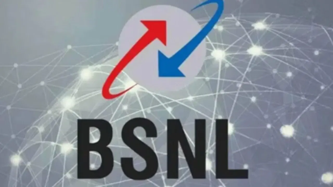 BSNL PV-229 plan: PV-229 প্লেনক BSNLৰ আটাইতকৈ সুষম পৰিকল্পনা বুলি গণ্য কৰা হয়। ই ব্যৱহাৰকাৰীসকলক সীমাহীন ভইচ কলিং (যিকোনো নেটৱৰ্কত স্থানীয়/এছটিডি), প্ৰতিদিনে ২জিবি ডাটা (যাৰ পিছত গতি ৪০ কেবিপিএছ), আৰু সম্পূৰ্ণ এমাহৰ বাবে প্ৰতিদিনে ১০০ এছএমএছ প্ৰদান কৰে। এই পৰিকল্পনা দিল্লী আৰু মুম্বাইৰ এমটিএনএল নেটৱৰ্কতো বৈধ। (Image-BSNL)