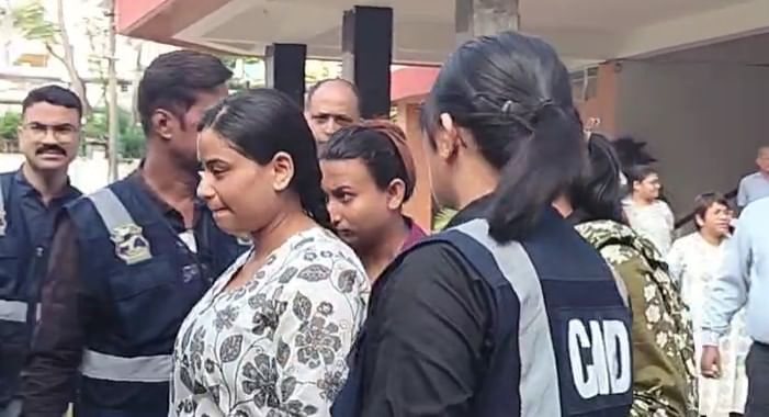 বৃহস্পতিবাৰে নিশাই অন্ত পৰিল শেখৰ-অমৃতপ্রভাৰ আৰক্ষী জিম্মা। মুখ্যমন্ত্ৰীৰ নিৰ্দেশনাৰ পিছতে দোষী বিচাৰি SIT ৰ অভিযানত গ্ৰেপ্তাক কৰিছিল দুয়োকে।
