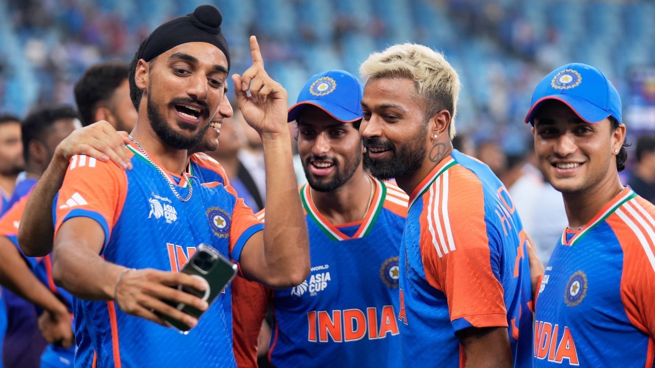 টি-২০ ক্ৰিকেটত ভাৰতীয় দলৰ হৈ সৰ্বাধিক উইকেট দখলকাৰী অৰ্শদীপ সিঙে পুনৰ এবাৰ মূল একাদশত স্থান লাভ কৰা নাই। বুমৰাহৰ সৈতে দলৰ পেচ আক্ৰমণত থাকিব হৰ্ষিত ৰানা। সংগ দিব অলৰাউণ্ডাৰ শিৱম ডুবেই। স্পিন বিভাগত থাকিব অক্ষৰ, কুলদীপ আৰু বৰুণ।