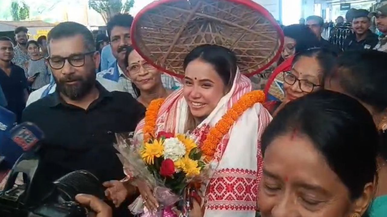 বিভিন্ন দল-সংগঠন, আত্মীয়ৰ লগতে শুভাকাংক্ষীয়ে জনোৱা উষ্ম আদৰণিত অভিভূত হৈ পৰে দিদৃক্ষা ৷ বিহু নৃত্যৰে দিদৃক্ষা সোণোৱালে মুম্বাইত গঢ়িছে বিশ্ব অভিলেখ ৷