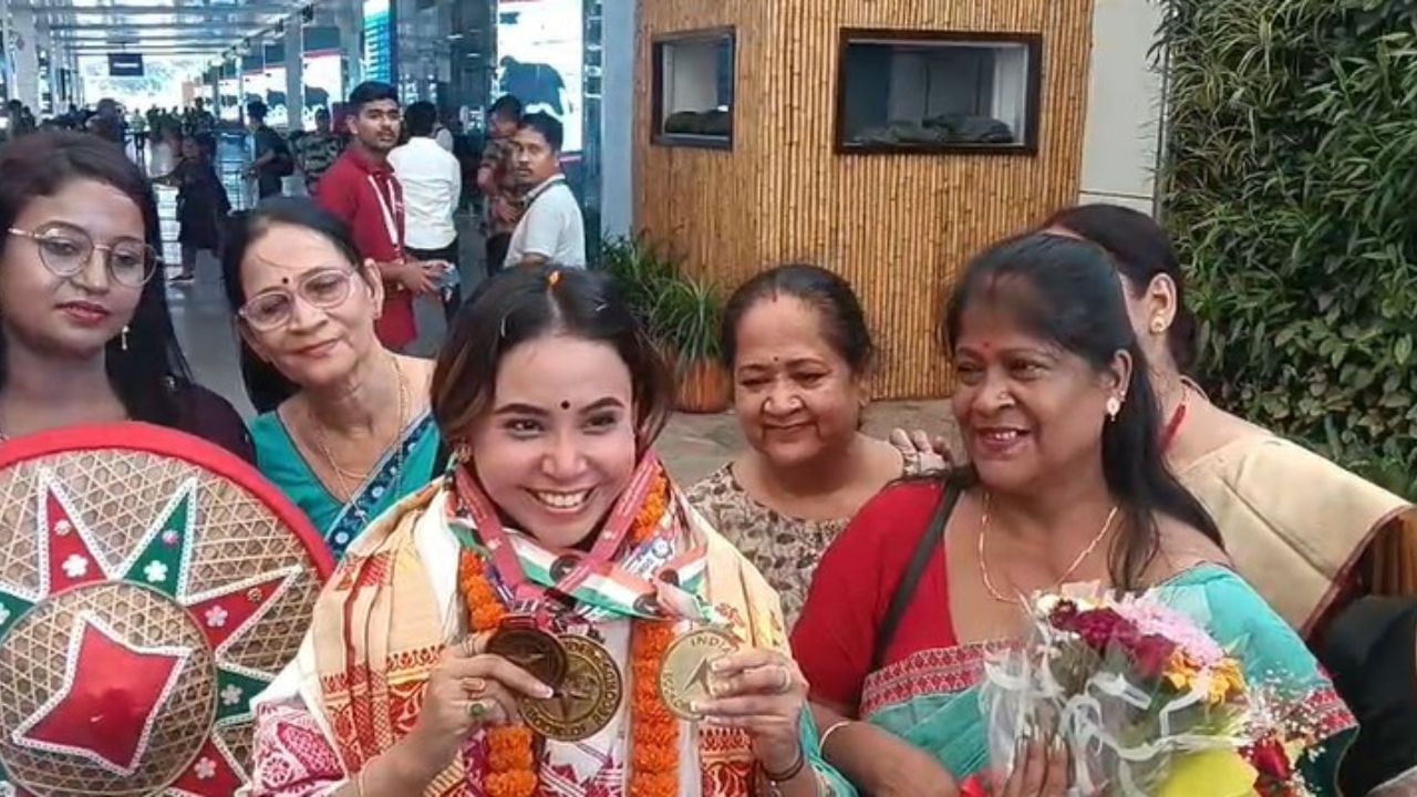 মাত্র ৩০ ছেকেণ্ডত ৭২ বাৰ বিহু নৃত্যৰ 'টাকুৰি ঘূৰি' দিদৃক্ষা সোণোৱালে গঢ়িছে বিশ্ব অভিলেখ। ইয়াৰ জৰিয়তে “ৱৰ্ল্ড ওৱাইড বুক অব্ ৰেকৰ্ডছ' আৰু 'গোল্ডেন বুক অব্ ৱর্ল্ড ৰেকৰ্ডছ'ত নিজৰ নাম অন্তর্ভুক্ত কৰিবলৈ সক্ষম হৈছে দিদৃক্ষাই।