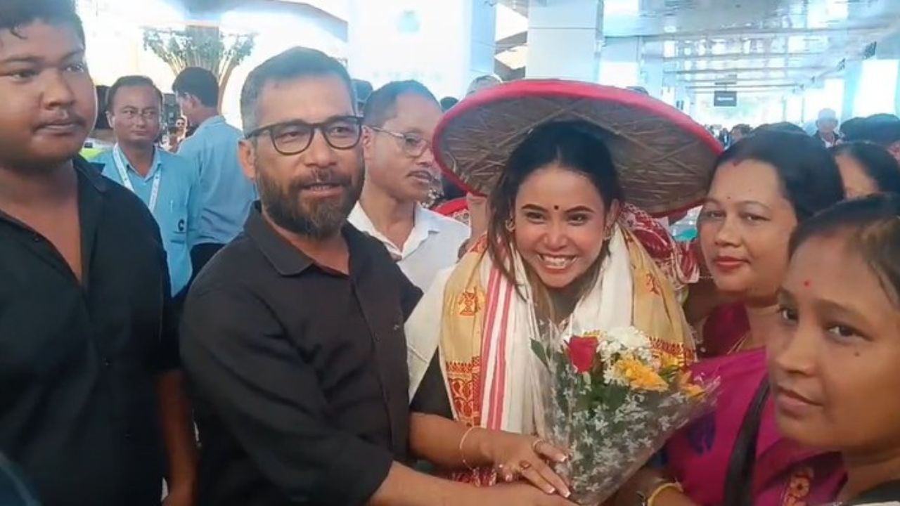 বিশ্ৱ অভিলেখ গঢ়ি আজি মাতৃভূমিত উপস্থিত হৈছে অসম কন্যা দিদৃক্ষা সোণোৱাল। বিমান বন্দৰত গায়ন-বায়নৰ লগতে জুবিন গাৰ্গৰ মায়াবিনী গীতেৰে দিদৃক্ষাক আদৰণি জনাই সকলোৱে।
