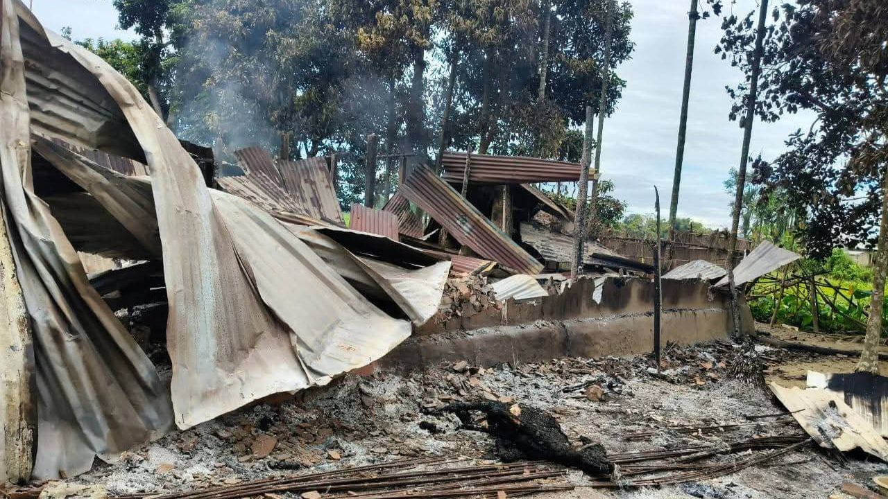 পুনৰ উত্তপ্ত হৈ পৰিছে সৰুপথাৰৰ অসম নাগালেণ্ড সীমান্ত। যোৱা নিশা অসমৰ সীমাৰ ভিতৰত প্ৰৱেশ কৰি নগা দুৰ্বৃত্তই চলোৱা অত্যাচাৰত সীমান্তত পুনৰ অগ্নিগৰ্ভা পৰিস্থিতিৰ উদ্ভৱ হৈছে। নগা দুৰ্বৃত্তই অগ্নিসংযোগ কৰি সম্পূৰ্ণৰূপে ধ্বংস কৰিছে অসমৰ এখন গাঁও।