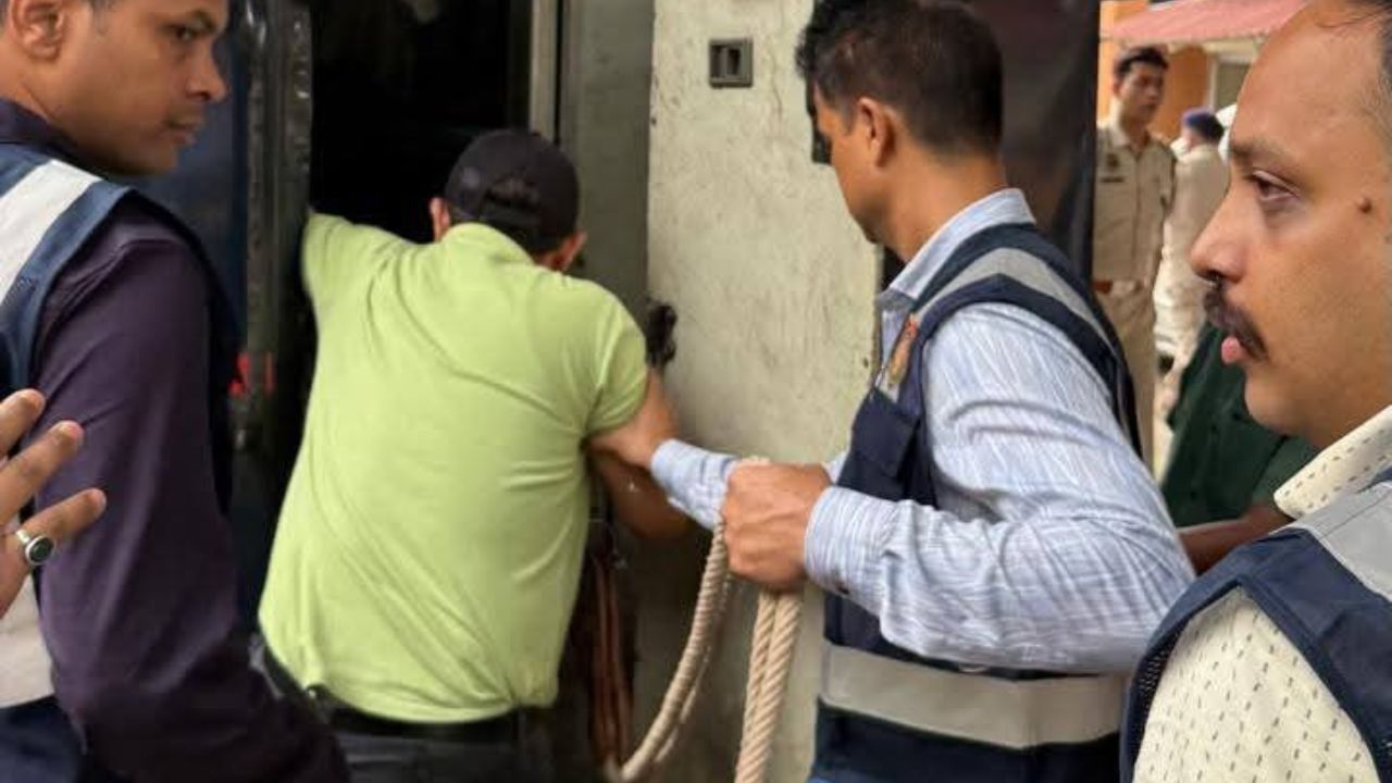 হাতত হেণ্ডকাফ লগাই শ্যামকানু আৰু সিদ্ধাৰ্থক CID কাৰ্যালয়লৈ লৈ যোৱা হয়। একে প্ৰকাৰে পলাতক অৱস্থাত আছিল এই দুয়োগৰাকী অভিযুক্ত। যাৰ বাবে মহন্ত আৰু শৰ্মাৰ বিৰুদ্ধে‘লুকআউট নোটিচ’ জাৰি কৰি ৬ অক্টোবৰৰ ভিতৰত চিআইডিৰ সন্মুখত হাজিৰ হ’বলৈ কোৱা হৈছিল।