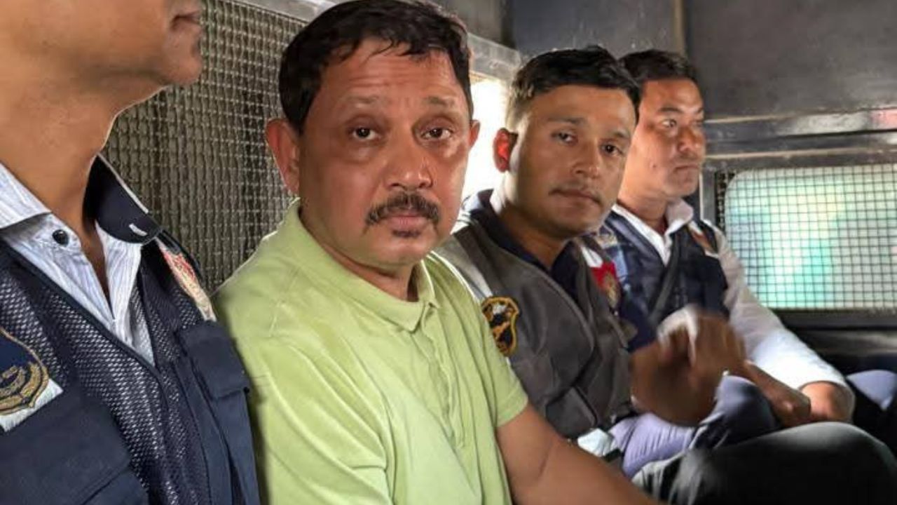 জুবিনৰ মৃত্যুৰ ১২ দিনৰ পাছত গ্ৰেপ্তাৰ কৰা হৈছে শ্যামকানু মহন্ত আৰু সিদ্ধাৰ্থ শৰ্মাক। ছিংগাপুৰৰ পৰা আহি থকা অৱস্থাত শ্যামকানুক নতুন দিল্লীৰ ইন্দিৰা গান্ধী আন্তঃৰাষ্ট্ৰীয় বিমানবন্দৰত গ্ৰেপ্তাৰ কৰাৰ বিপৰীতে জুবিনৰ মেনেজাৰ সিদ্ধাৰ্থক গুৰুগাঁৱৰ এপাৰ্টমেণ্টৰ পৰা গ্ৰেপ্তাৰ কৰা হয়।