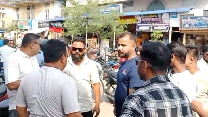 ৰাহুল মিশ্ৰক ধন দাবী কৰি গ্ৰেপ্তাৰ হৈছিল দলটো। ৰণ্টু পানীফুকন গ্ৰেপ্তাৰ যদিও পলাতক বিকাশ অসম।