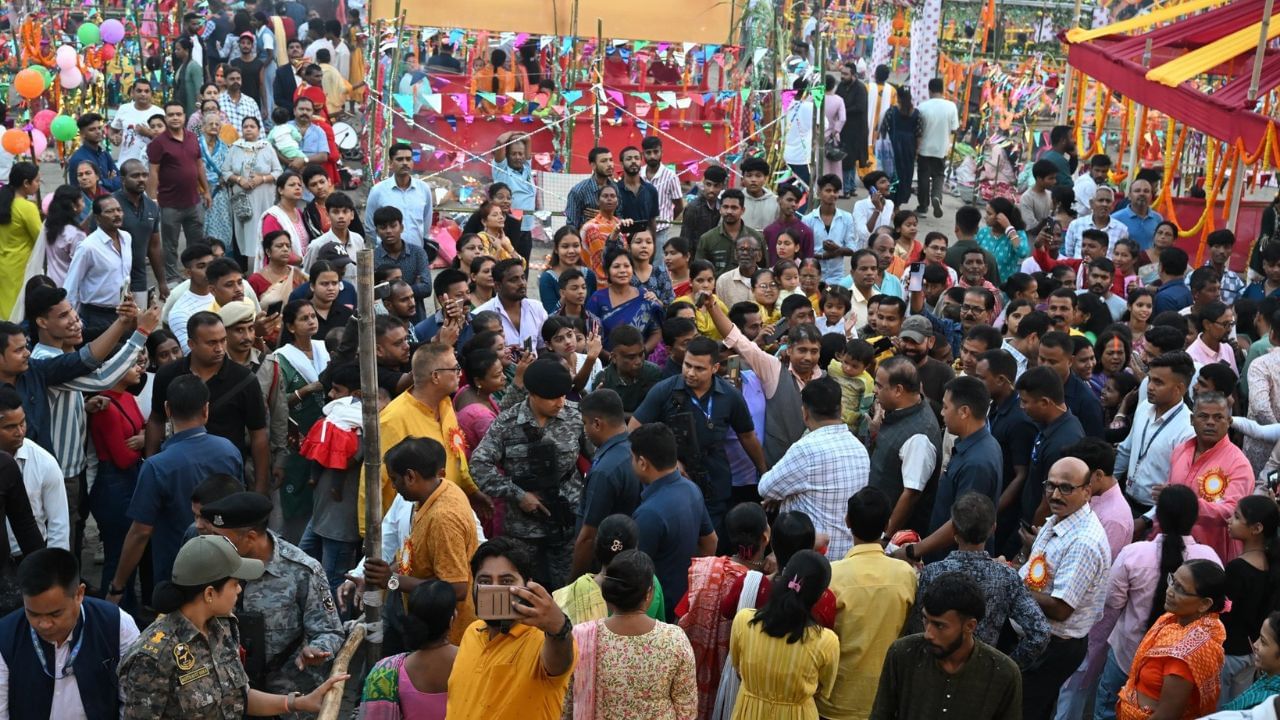 অসমৰ ভিন্ন প্ৰান্তত ষট পূজাৰ আয়োজন । সূৰ্য দেৱতাৰ পূজা-অৰ্চনাৰে আজি পালন কৰা হৈছে ষট পূজা। মহানগৰীৰ লাচিত ঘাট আৰু পাণ্ডু ঘাটত অগণন ভক্তৰ ভিৰ।