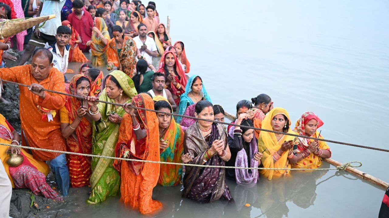 পবিত্ৰ সূৰ্য ষষ্ঠীত দেশজুৰি উদযাপন কৰা হৈছে ষট পূজা। বিহাৰ আৰু উত্তৰ ভাৰতীয় হিন্দু সমাজৰ পবিত্ৰ উৎসৱ ষট পূজা।