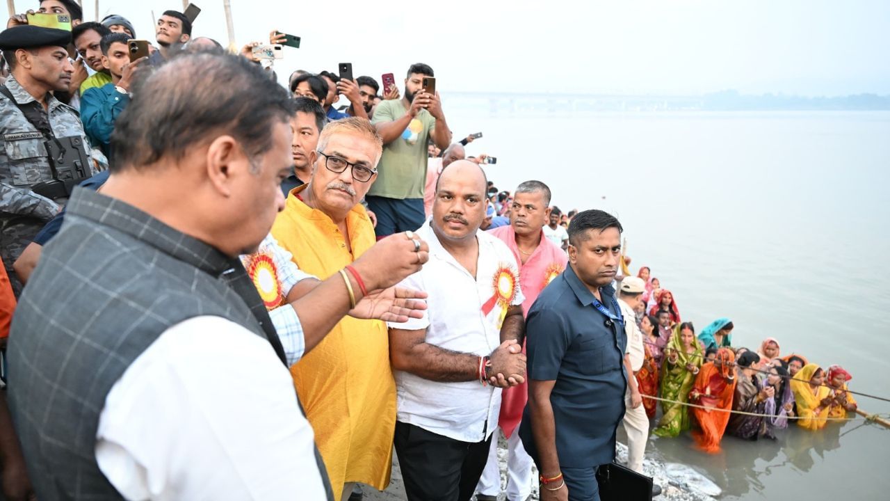 ষট পূজা উপলক্ষে পুৱাই মহানগৰীৰ পাণ্ডু প’ৰ্টত উপস্থিত মুখ্যমন্ত্ৰী হিমন্ত বিশ্ব শৰ্মা। উদিত সূৰ্যক অঘ্য প্ৰদান মুখ্যমন্ত্ৰীগৰাকীৰ। নদীৰ ঘাটত মাংগলিক ৰীতি-নীতিৰে পূজা-অৰ্চনা।