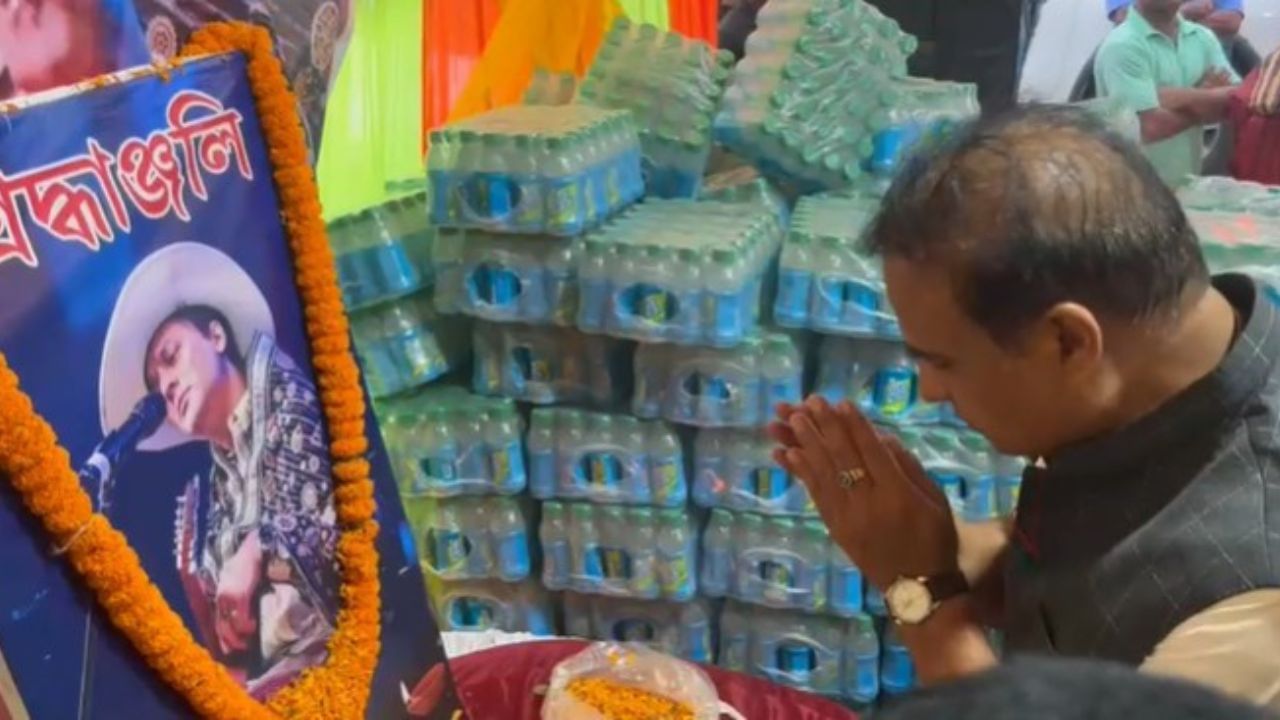 নৈৰ ঘাটত উপস্থিত ভক্তসকলৰ সৈতে মত বিনিময় মুখ্যমন্ত্ৰীৰ। লগতে বৃহত্তৰ পাণ্ডু-মালিগাঁও ষঠ পূজা সমিতিৰ কাৰ্যালয়ৰ আয়োজিত জুবিন গাৰ্গৰ শ্ৰদ্ধাঞ্জলি অনুষ্ঠানতো অংশগ্ৰহণ কৰে মুখ্যমন্ত্ৰীয়ে।