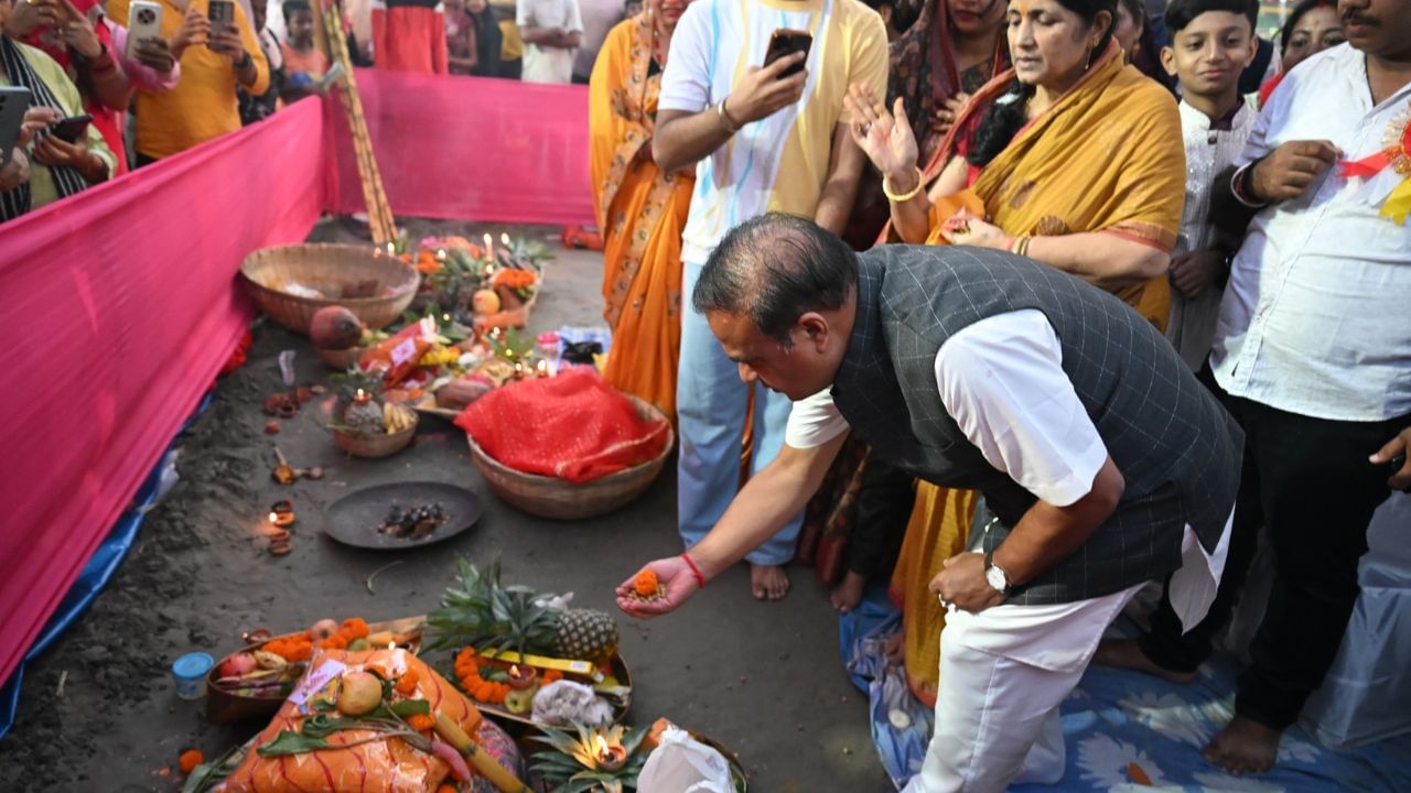 সমগ্ৰ অসমবাসীলৈ ষট পূজাৰ শুভেচ্ছা জ্ঞাপন মুখ্যমন্ত্ৰী ড৹ হিমন্ত বিশ্ব শৰ্মাৰ। ছঠি মাক অঘ্য প্ৰদান কৰি ৰাইজৰ শান্তি-সম্প্ৰীতি কামনাৰে পূজা অৰ্পণ কৰা বুলিও মন্তব্য মুখ্যমন্ত্ৰীগৰাকীৰ।