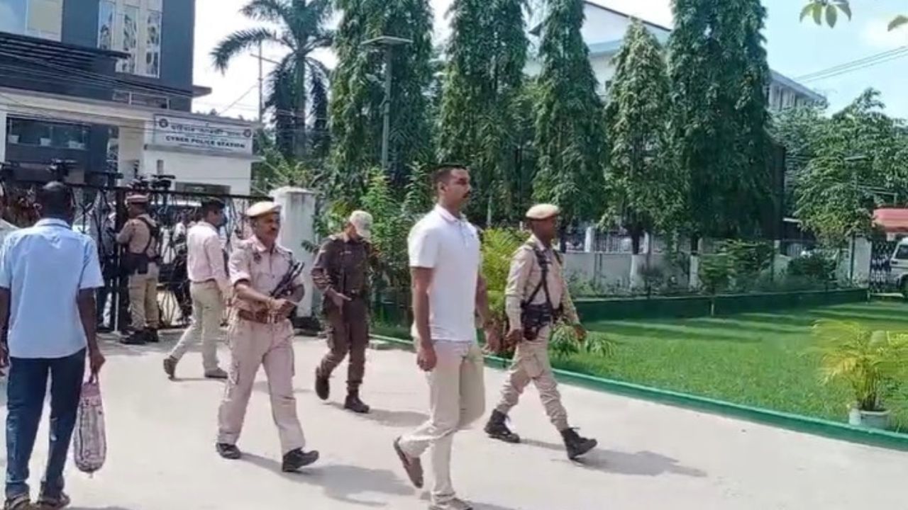 DPS সন্দীপন গাৰ্গক গ্ৰেপ্তাৰ নকৰাক লৈ উত্থাপন হৈছিল বহু প্ৰশ্নৰ। ইতিমধ্যে ঘটনা সন্দৰ্ভত গ্ৰেপ্তাৰ কৰা হৈছে সিদ্ধাৰ্থ শৰ্মা আৰু শ্যামকানু মহন্ত, শেখৰ গোস্বামী আৰু অমৃতপ্ৰভা মহন্তক।
ইফালে আজি SITৰ সন্মুখত হাজিৰ হ'ব সংগীত শিল্পী মানস ৰবীন।