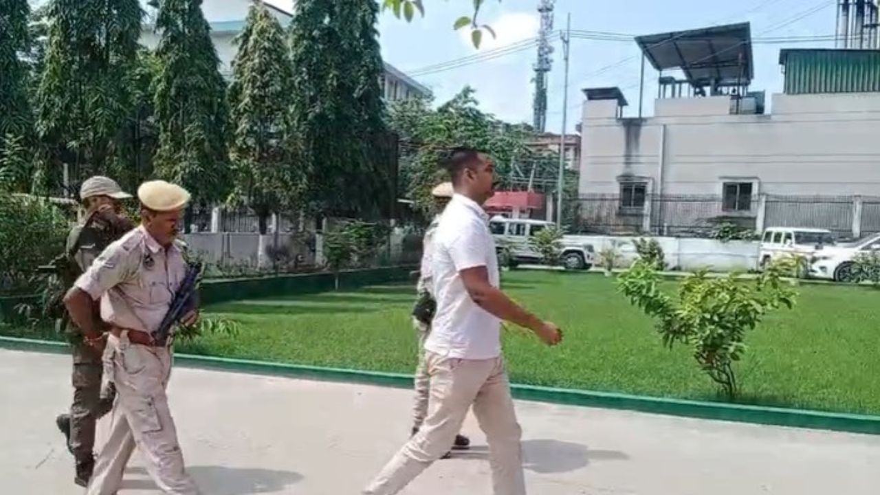 গ্ৰেপ্তাৰৰ পিছতে CJM আদালতত লৈ যোৱা হৈছে সন্দীপন গাৰ্গক। SIT-এ নিজৰ জিম্মাত বিচাৰি কৰিব আবেদন।