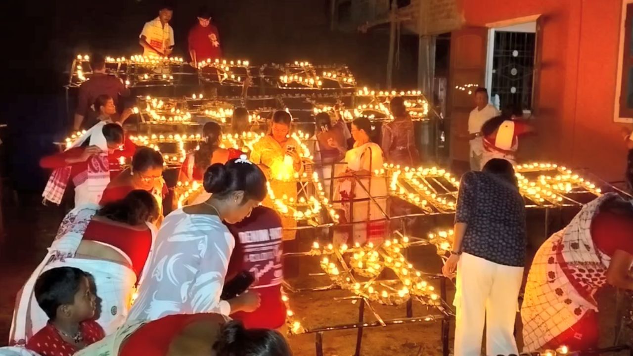 সমগ্ৰ দেশজুৰি উদযাপিত হৈছে পোহৰৰ উৎসৱ দেৱালী। চাকি-বন্তিৰ লগতে আতচবাজীৰ পোহৰেৰে আলোকিত হৈ উঠে দেশৰ আকাশ। অৱশ্যে প্ৰাণৰ শিল্পী জবিন গাৰ্গৰ মৃত্যুৰ শোকে জোকাৰি যোৱা ৰাজ্যবাসীৰ মনত এইবাৰ পূৰ্বৰ দৰে নাই দেৱালীৰ উৎসাহ-উদ্দীপনা।