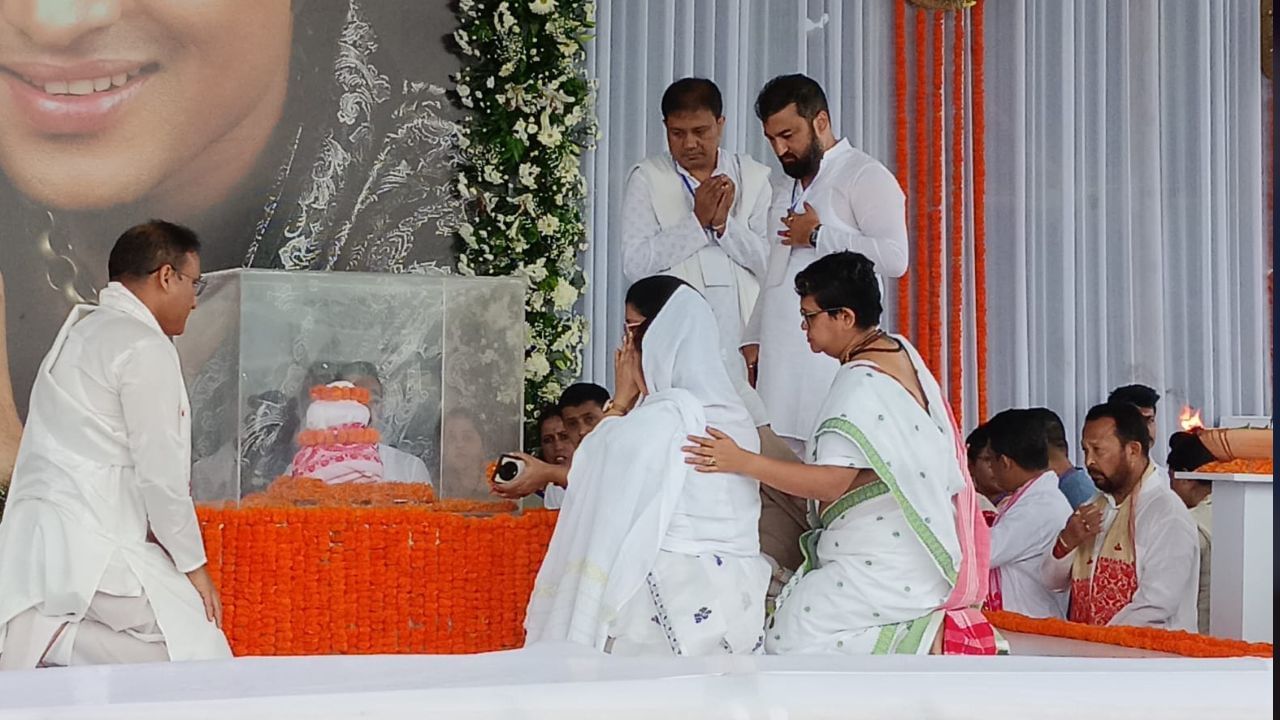 জাতি-ধৰ্ম-বৰ্ণ নিৰ্বিশেষে সৰ্বধর্মীয় প্ৰাৰ্থনাৰে আৰম্ভ হৈছে জুবিন গাৰ্গৰ আদ্য শ্ৰাদ্ধৰ ৰীতি-নীতি। সেৱা লৈছে গৰিমা শইকীয়া গাৰ্গে। চিতাভষ্ম সন্মুখত ৰাখি উচুপি উঠিল পত্নী গৰিমা।