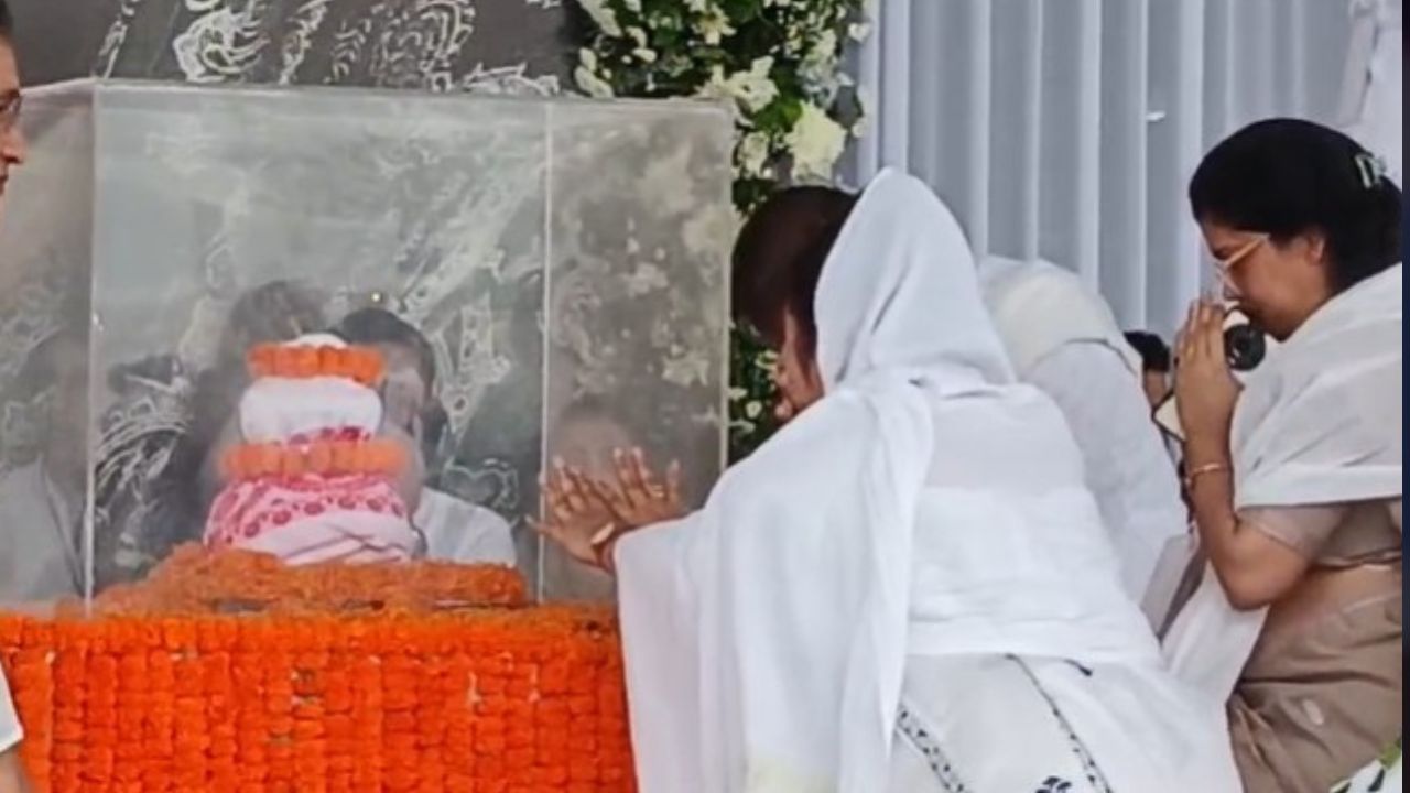 শ্যামকানু আৰু সিদ্ধাৰ্থক গ্ৰেপ্তাৰ সন্দৰ্ভত গৰিমা গাৰ্গৰ প্ৰতিক্ৰিয়া। গৰিমাই ক'লে, “আমি আৰু মানুহজন কেতিয়াও ঘূৰাই নাপাও, অসমে যি হেৰুৱালে তাৰ ক্ষতিপূৰণ কেতিয়াও নহয়। ছিংগাপুৰলৈ নি জুবিন গাৰ্গক কিয় ইমান অনাদৰ কৰা হ’ল? আমাক সকলো ক’ব লাগিব”।